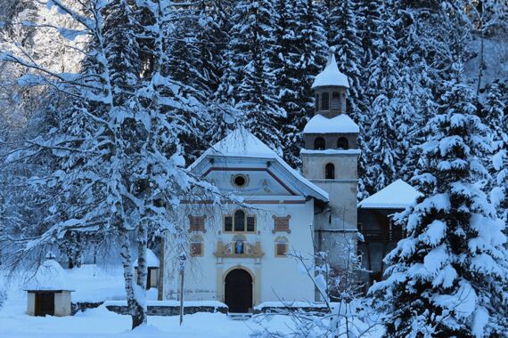 Snowshoes facing the Mont-Blanc massif