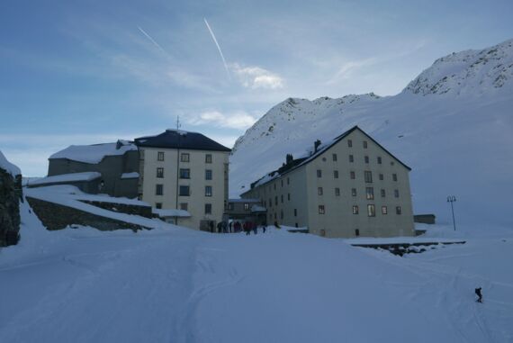 Mini raid à ski autour des Hospices du Grand-Saint-Bernard
