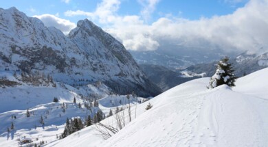 Snowshoeing in the Haut-Giffre on the heights of Samoëns
