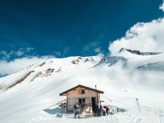 Mini ski touring trip – 2 days – Staying in a mountain hut in the Aravis